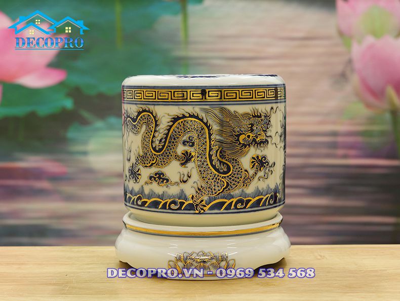 Thân rồng uốn lượn mềm mại, móng vuốt rồng xòe rộng thể hiện sự dũng mãnh và tôn vinh quyền lực tối cao của chư vị Thần Linh