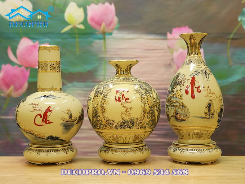 Cặp bình Cha Mẹ được trưng bày cùng Bình hút tài lộc mang ý nghĩa cầu tài lộc, may mắn, phú quý, bình an đến với gia đình. Đây chắc chắn sẽ là món quà ý nghĩa, thể hiện lòng hiếu thảo và sự biết ơn của con cái đối với đấng sinh thành.