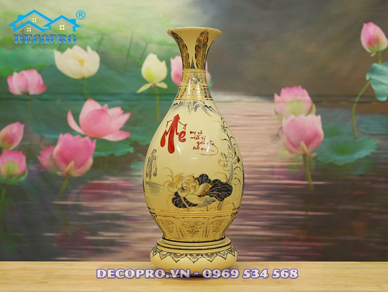 "Bình Tỳ Bà", tượng trưng cho hình ảnh người phụ nữ Việt Nam tần tảo, đảm đang, vừa khéo chiều chồng lại khéo chăm con