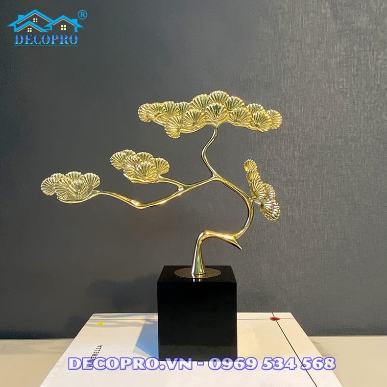 Đại diện cho sự cao quý và chính trực. Tùng luôn đứng thẳng, vững chãi, thể hiện khí chất kiên cường, ngay thẳng, không khuất phục trước khó khăn.