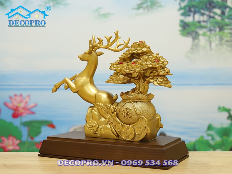 Tượng hươu đứng bên túi tiền và cây tài lộc, tượng trưng cho tài lộc dồi dào, thịnh vượng và trường thọ