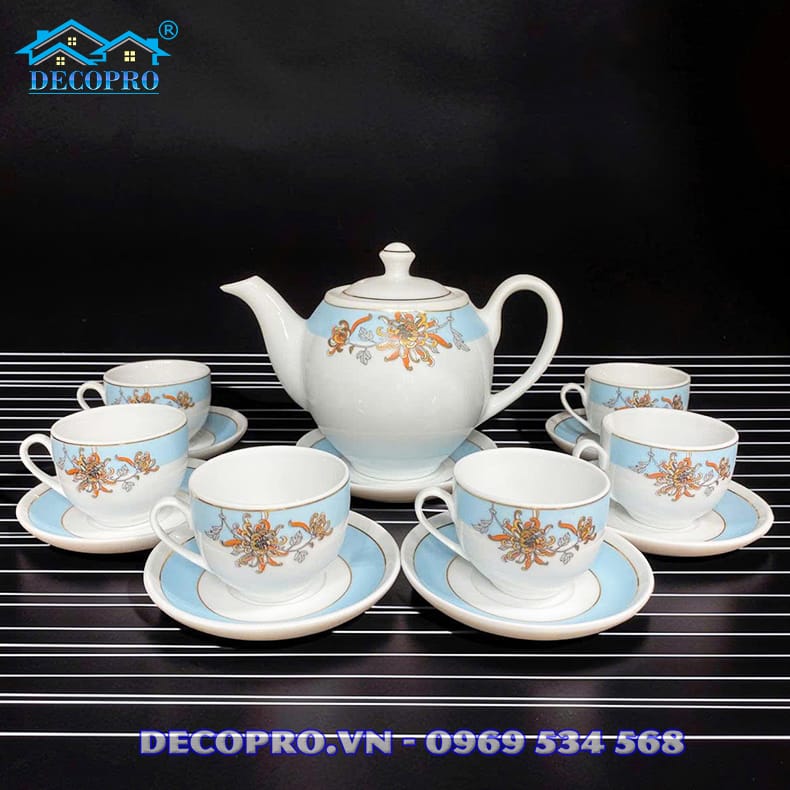 Chế tác từ gốm sứ Bát Tràng, bộ trà sở hữu lớp men trắng tinh tế, bền đẹp và an toàn khi sử dụng.