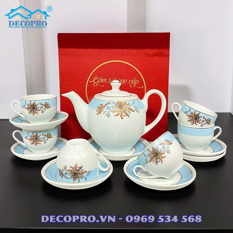 Họa tiết Bách Cúc tượng trưng cho phú quý, trường thọ và cát tường, được thể hiện tinh xảo trên từng chi tiết.