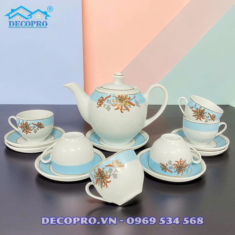 Đường viền lam truyền thống kết hợp kẻ vàng kim tạo điểm nhấn sang trọng và đẳng cấp cho bộ trà.