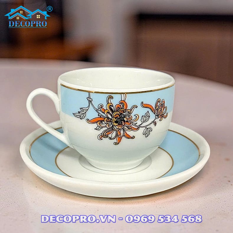 Chén trà được hoàn thiện tỉ mỉ với họa tiết Bách Cúc và đường kẻ vàng kim nổi bật trên nền men trắng.