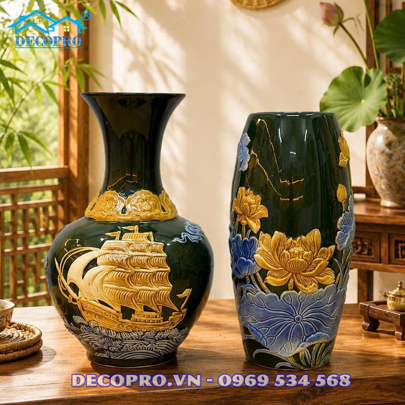 Bình cắm hoa gốm Bát Tràng men xanh lục đắp nổi Thuận Buồm Xuôi Gió và Hoa Sen – Ảnh chụp tại Decopro.vn