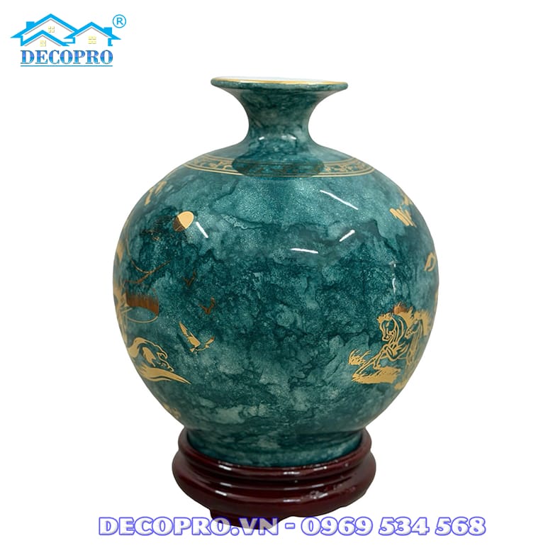 Cận cảnh men xanh vân đá với các mảng màu xanh đậm nhạt tạo chiều sâu, kết hợp họa tiết vàng giúp sản phẩm thêm sang trọng.