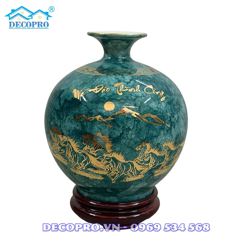 Mặt Mã Đáo Thành Công với hình ảnh đàn ngựa mạnh mẽ tiến về phía trước, tượng trưng cho ý chí, sự phát triển và lời chúc sớm đạt được thành công.