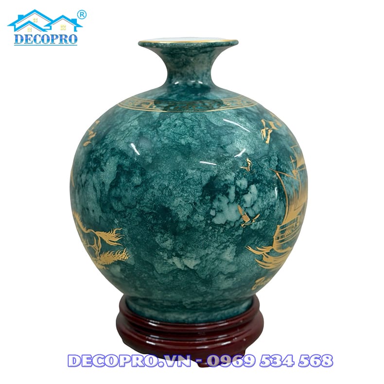 Dáng bình thân tròn, cổ thắt, miệng loe, thường được liên tưởng đến ý nghĩa đón tài khí, hội tụ may mắn và lưu giữ tài lộc.