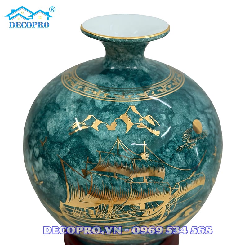 Cận cảnh họa tiết thuyền buồm in can vàng trên nền men xanh vân đá, tạo điểm nhấn sang trọng và giàu ý nghĩa cho bình tài lộc Bát Tràng.
