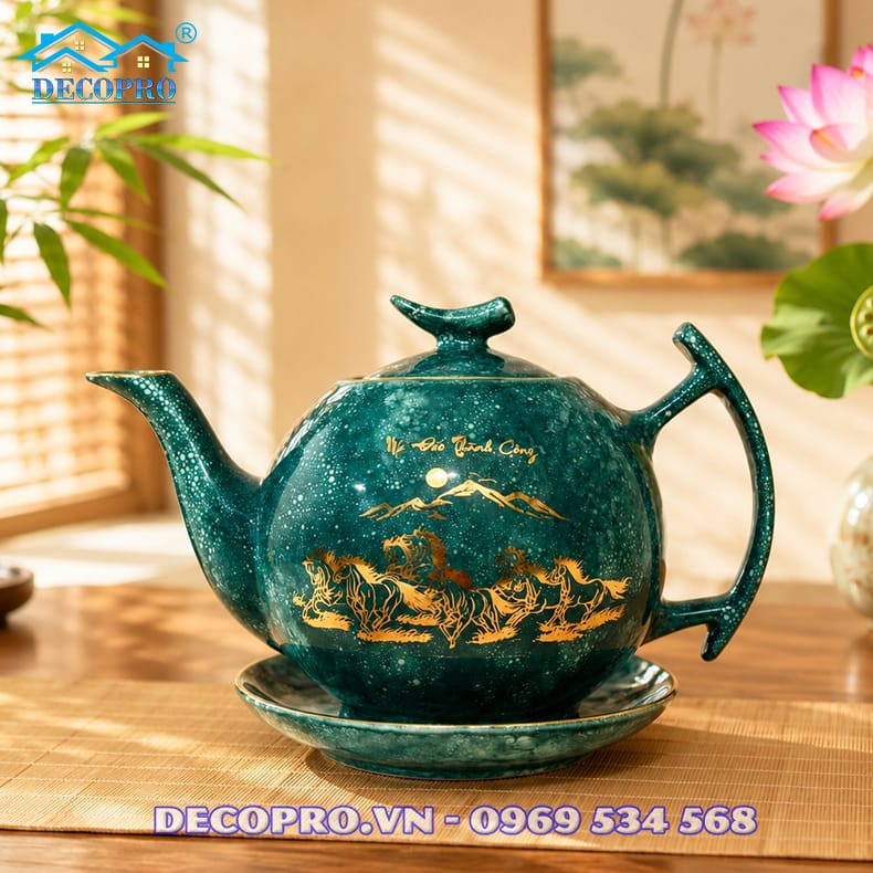 Ấm trà dáng tròn cân đối, họa tiết đàn ngựa nổi bật trên nền men vân đá xanh, mang ý nghĩa công danh và sự nghiệp hanh thông.