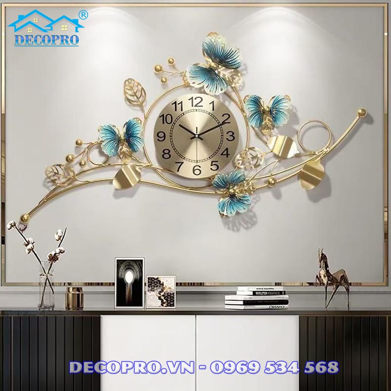 Đồng hồ treo tường Bướm Hoa Phú Quý màu vàng champagne kết hợp xanh ngọc sang trọng.