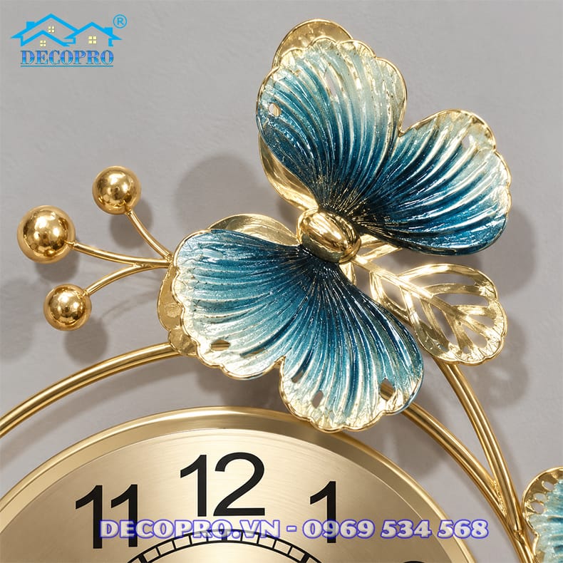 Chi tiết cánh bướm xanh ngọc tạo hình nổi, đường vân mềm mại và viền vàng tinh tế.
