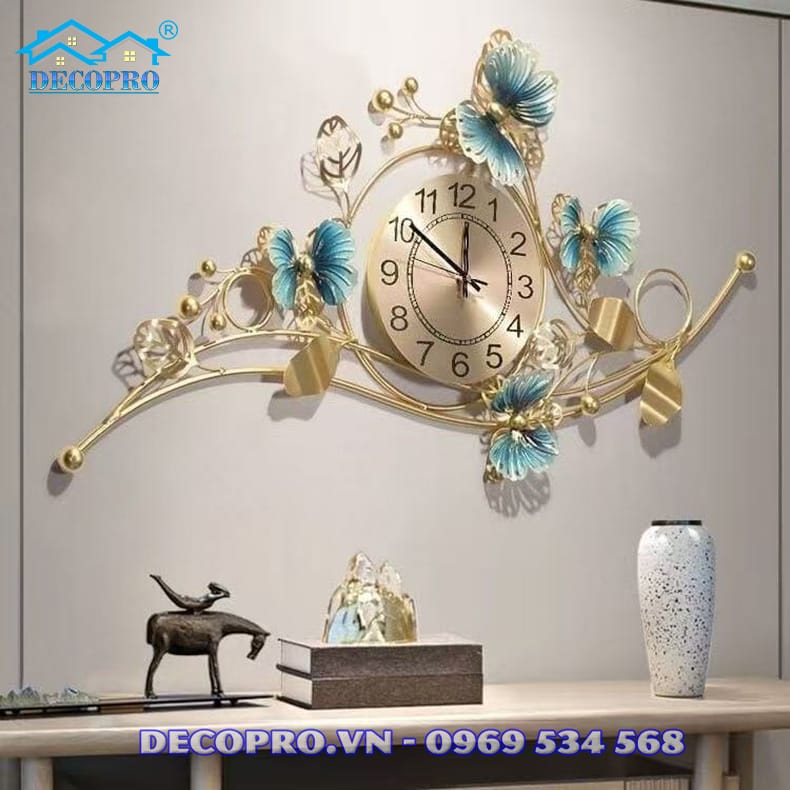 Đồng hồ treo tường trang trí phòng khách với thiết kế bướm hoa mang ý nghĩa phú quý.