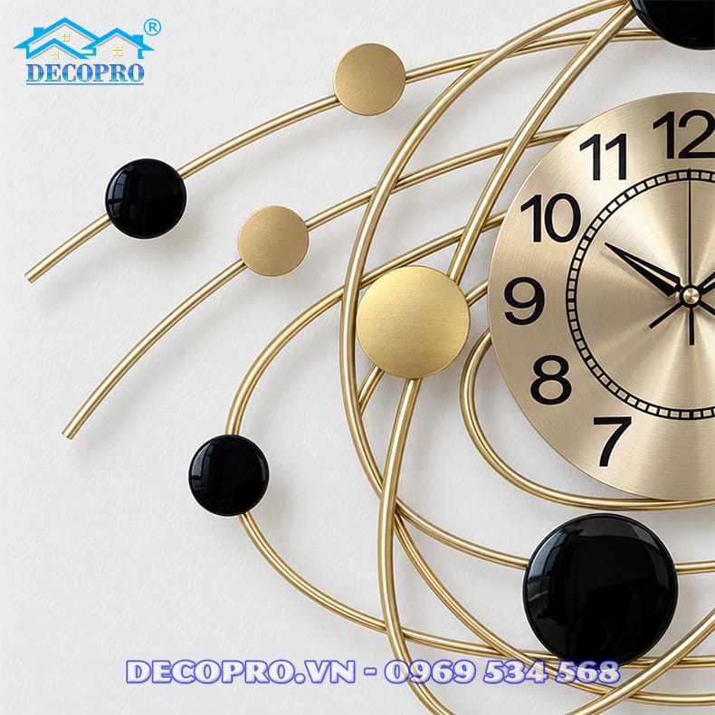 Cận cảnh các đường kim loại uốn lượn mô phỏng chuyển động của những quỹ đạo trong không gian.