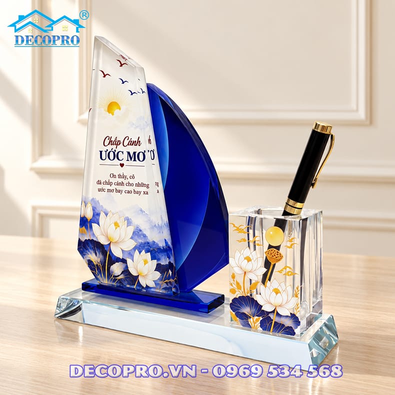 Quà tặng pha lê trang trí bàn làm việc, lưu giữ kỷ niệm ngày Nhà giáo Việt Nam.