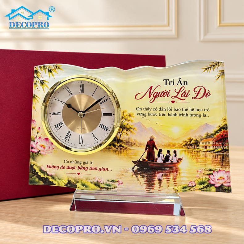 Đồng hồ pha lê dáng cuốn sách, lưu dấu công ơn người truyền tri thức.