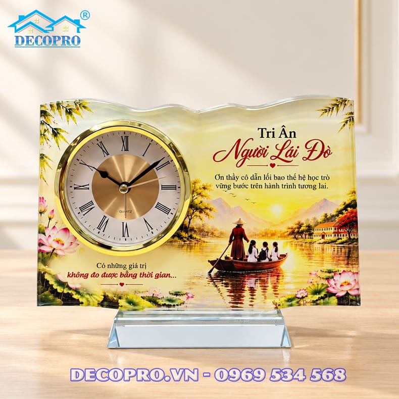 Hình ảnh người lái đò trên đồng hồ gửi gắm lòng biết ơn thầy cô.