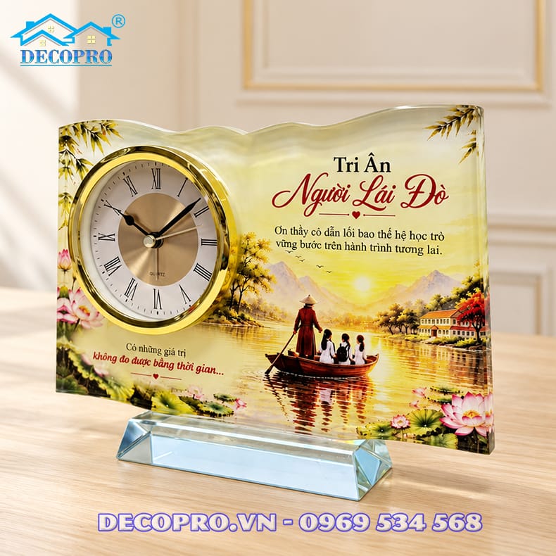Họa tiết hoa sen thanh nhã tôn vinh tâm huyết và phẩm chất người giáo viên.