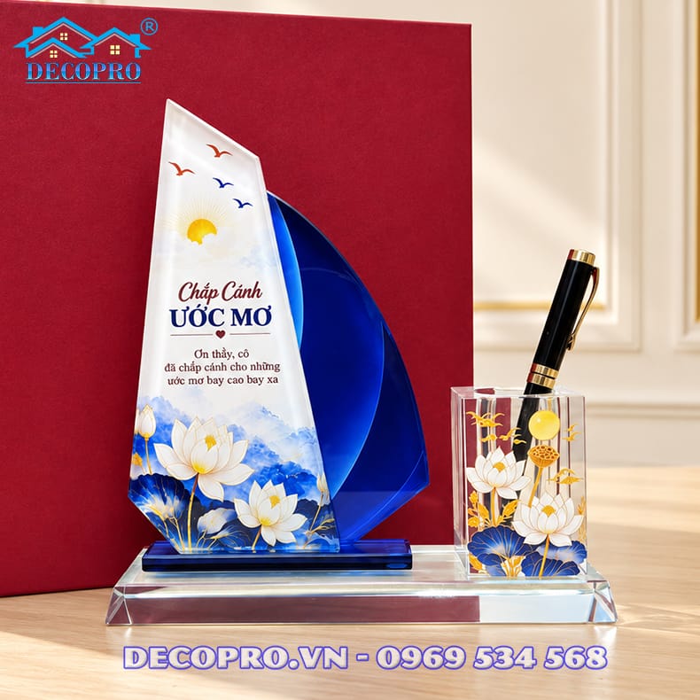 Khay bút pha lê cánh buồm xanh mang thông điệp “Chắp cánh ước mơ”.