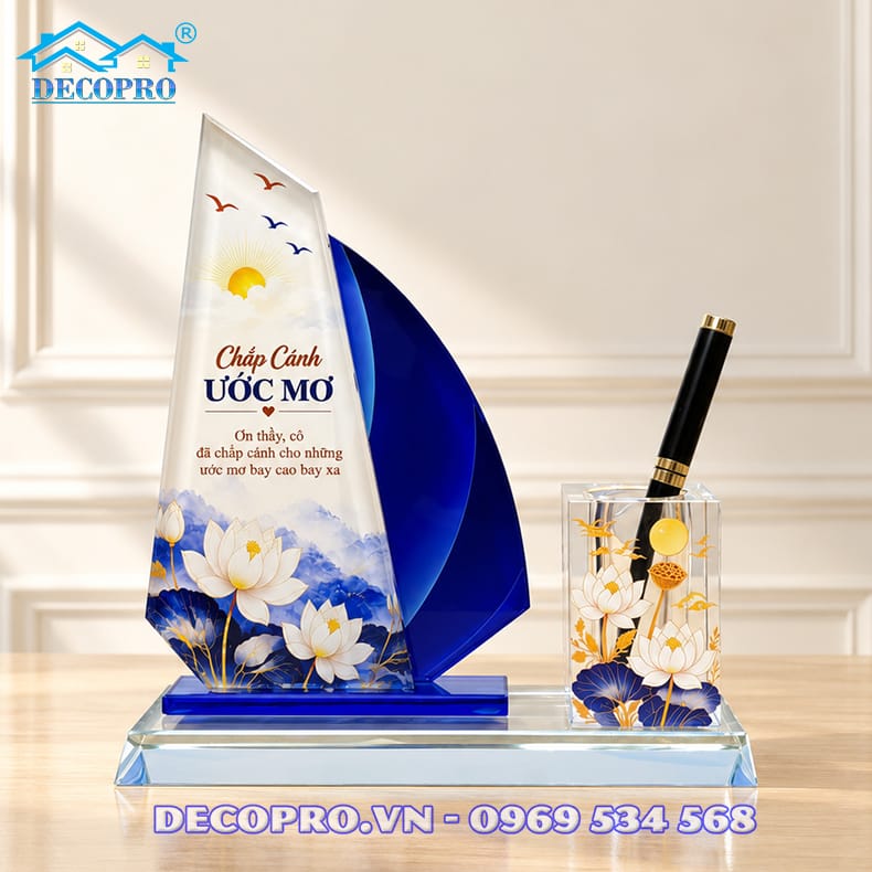 Khay đựng bút pha lê giúp góc làm việc gọn gàng, thuận tiện khi ghi chép.